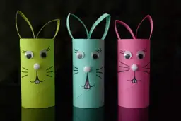 Trzy urocze zajaczki z papieru w kolorach zielonym, miętowym i różowym, z ruchomymi oczkami i papierowymi uszkami.