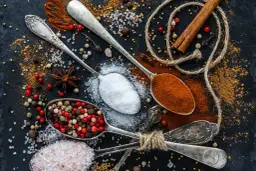 Jakie przyprawy do pieczarek i cebuli, które zmienią Twoje dania?