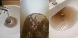 Trzy ujęcia brudnej, brązowej wody w białej umywalce.