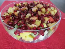 Sałatka owocowa z granatem: Letni przysmak na każdą okazję