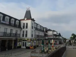 Eleganckie budynki z balkonami i kawiarniami tworzą nadmorski deptak. Czy mielno to miasto? Wygląda jak kurort z prawdziwego zdarzenia.