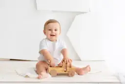 Czy dziecko najpierw siedzi czy raczkuje? Odkryj ważne etapy rozwoju