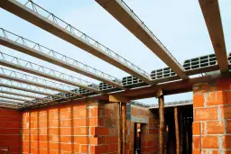 Ile kosztuje strop betonowy? Zaskakujące różnice w cenach w Polsce