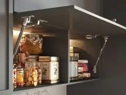 Jakie podnośniki do szafek kuchennych wybrać, aby uniknąć problemów?