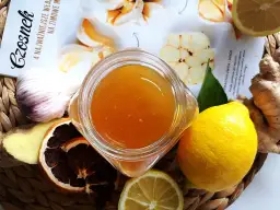 Napój z imbiru, kurkumy, cytryny i miodu na wzmocnienie odporności