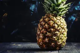 Ananas na ciemnym tle, idealny do analizy jego indeksu glikemicznego.