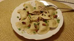 Dlaczego warto spróbować pierogów pieczonych z mięsem na obiad?
