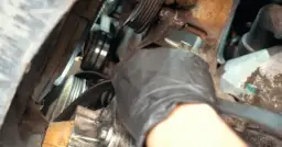 Jak prawidłowo założyć pasek alternatora w Audi A4 B5 – uniknij kosztownych błędów