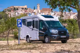 Kamperem po Polsce: Gdzie legalnie nocować na parkingach? Uniknij mandatu!