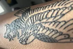 Dlaczego tatuaż jest wypukły? Odkryj przyczyny i rozwiązania