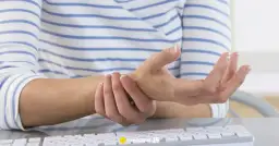 Skręcony nadgarstek: Ból od tygodnia do miesięcy co robić?