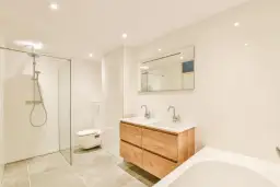 Jaka klasa szczelności do łazienki? Uniknij kosztownych błędów w wyborze