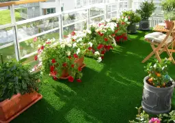 Sztuczna trawa w doniczce: Jak stworzyć zielony balkon?