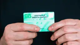 Zniżki PKP dla seniorów: Legitymacja ZUS to nie wszystko! Jakie dokumenty?