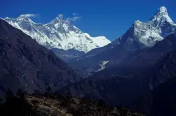 Majestatyczne szczyty Himalajów, jak Everest i Ama Dablam, wzywają do yeti. Wiersz o potędze natury.