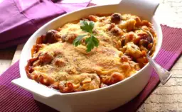 Szybka zapiekanka z makaronem i kabanosami na rodzinną kolację