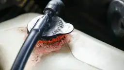 Jak skutecznie naprawić wyciek z chłodnicy i uniknąć kosztownych napraw