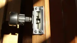 Awaria zamka? Jak rozwiercić zamek w drzwiach krok po kroku