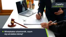 Młotek sędziowski, laptop i ludzie podpisujący dokumenty.