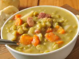 Przyprawianie grochówki: Majeranek i 5 trików na głębię smaku