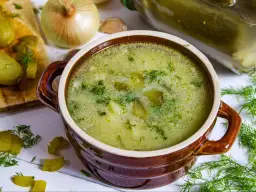 Zupa ogórkowa lekkostrawna? Sprawdź, jak ją zrobić!
