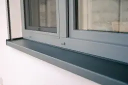 Parapet pod okno czy do okna: co wybrać dla lepszej izolacji?