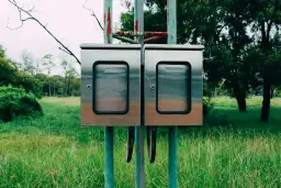 Prąd na działce rekreacyjnej: Jak wybrać najlepsze zasilanie?