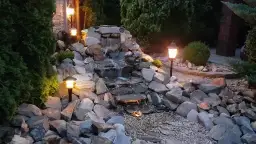 Jak zrobić skalniak z wodospadem – prosty poradnik dla początkujących ogrodników