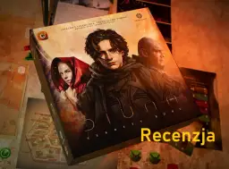 Plansza gry "Diuna: Sekrety Arrakis" z postaciami z filmu. Zapowiada się ciekawa recenzja książki i gry.