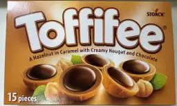 Pudełko Toffifee z orzechami laskowymi, karmelem i czekoladą.