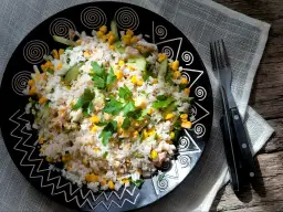 Jak zrobić sałatkę z ryżem - prosty przepis, który zachwyci smakiem