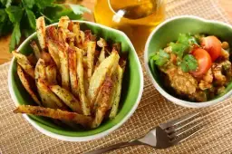 Co można zjeść z frytkami? Odkryj pyszne dodatki i sosy