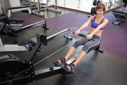 Wioślarz: 85% mięśni w akcji! Jak ćwiczyć całe ciało?