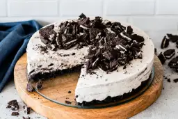 Pyszny sernik oreo na zimno, udekorowany pokruszonymi ciasteczkami. Idealny deser dla fanów czekolady i kremowej konsystencji.