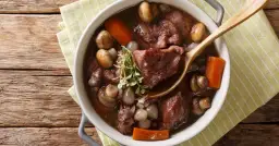 Coq au vin – tradycyjny przepis, który zaskoczy Twoich gości