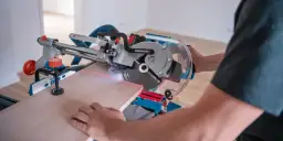 Pilarka stołowa czy ukośnica – która lepsza do twoich projektów?