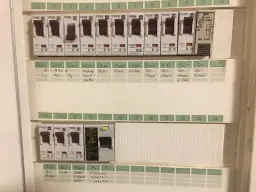 Bezpiecznik B10: Dlaczego może uratować twoją instalację elektryczną?