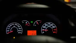Deska rozdzielcza samochodu Renault Trafic z podświetlanymi wskaźnikami: prędkościomierzem, obrotomierzem, wskaźnikiem paliwa i temperatury.