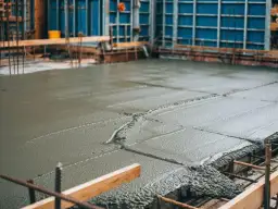 Ile schnie wylewka betonowa? Poznaj kluczowe czynniki i błędy