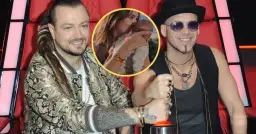 Dwóch mężczyzn siedzi na czerwonych fotelach. W okręgu kobieta całuje dziecko.