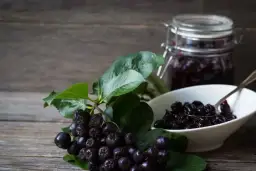 Co zrobić z aronią z nalewki? Przepisy na smaczne wykorzystanie owoców