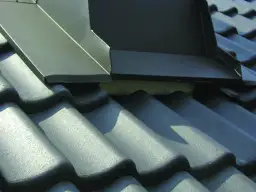 Jak obrobić komin blachą, aby uniknąć przecieków i trwałe zabezpieczenie