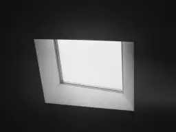 Szare, uchylne okno w ciemnej ścianie.