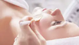 Jaki peeling do cery naczynkowej? Odkryj delikatne opcje bez podrażnień