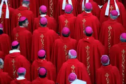 Ile zarabia biskup w Polsce? Prawda o dochodach i źródłach wynagrodzeń duchownych