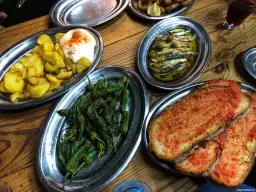 Gdzie zjeść w Barcelonie? Odkryj najlepsze restauracje i smaki