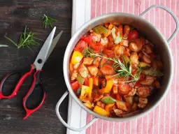 Jak zrobić leczo z kiełbasą - prosty przepis na pyszne danie jednogarnkowe