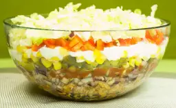 Ile kalorii ma sałatka gyros? Sprawdź, co wpływa na kaloryczność