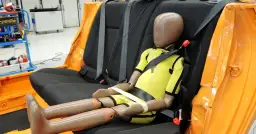 Jak zamontować fotelik w samochodzie - uniknij niebezpieczeństwa dla dziecka