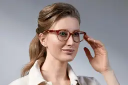 Fryzury które pasują do okularów – unikaj błędów w stylizacji